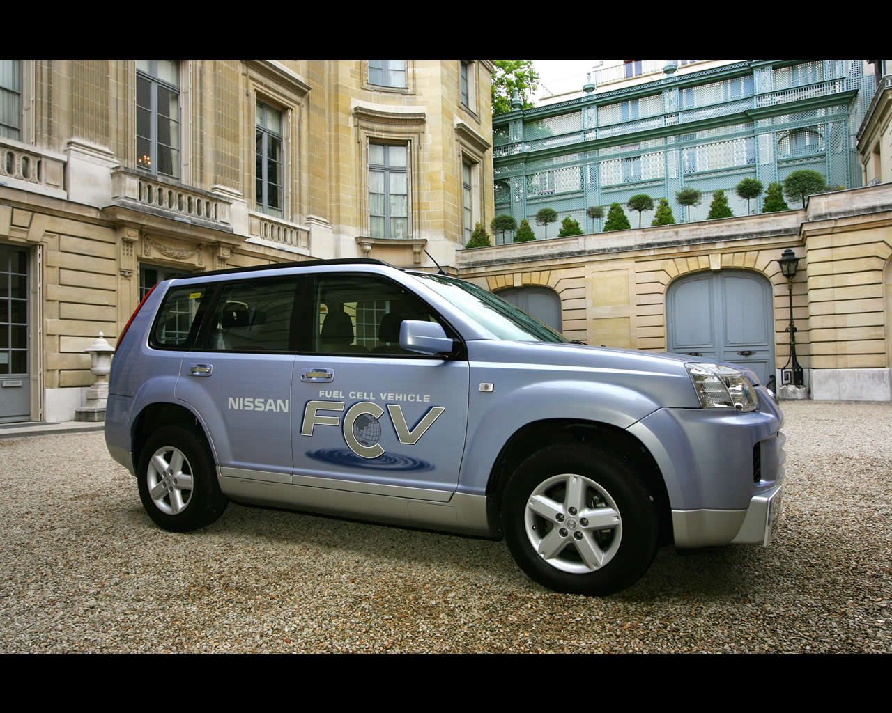 Nissan hydrogen fuel cell car