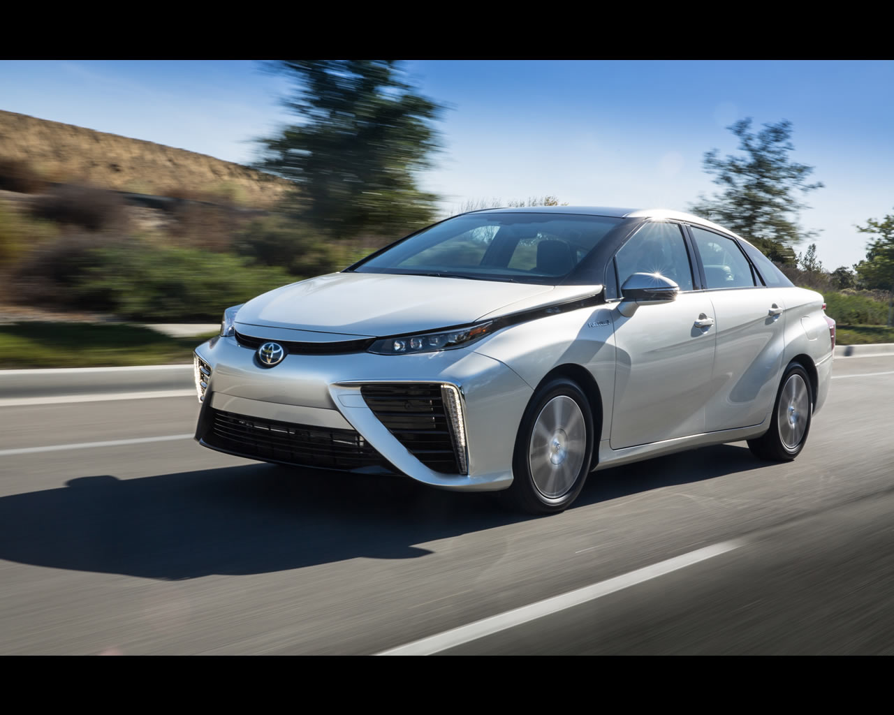 toyota-mirai-hydrogen-fuel-cell-2015